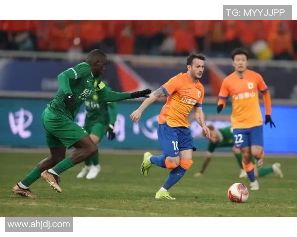 大连方一迎战山东鲁能争夺中超联赛关键三分之战